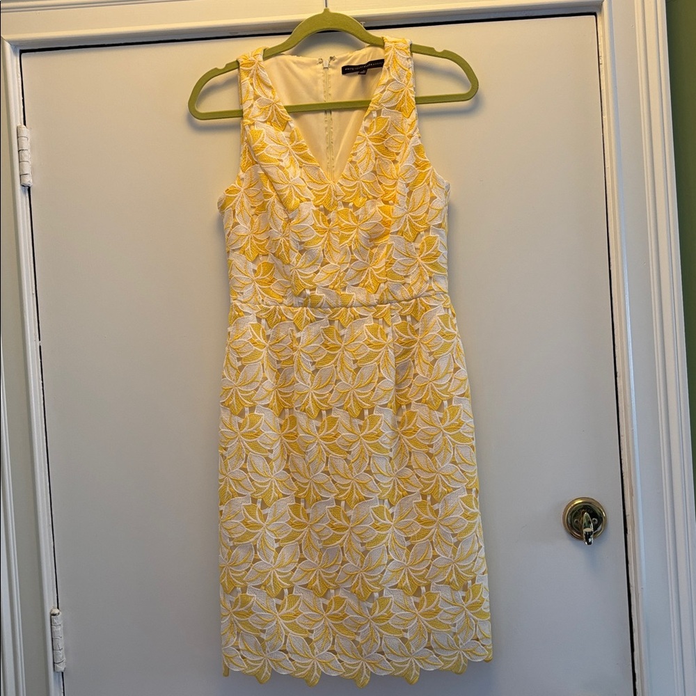 Beautiful White House Black Market Yellow/White Lace dress NWOT size 4